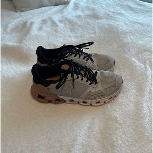 On Cloud size 7 Sneakers